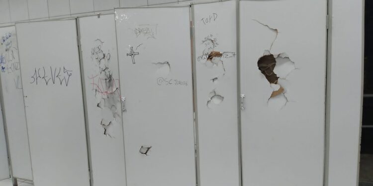 Banheiro da Arena Jaraguá é alvo de depredação