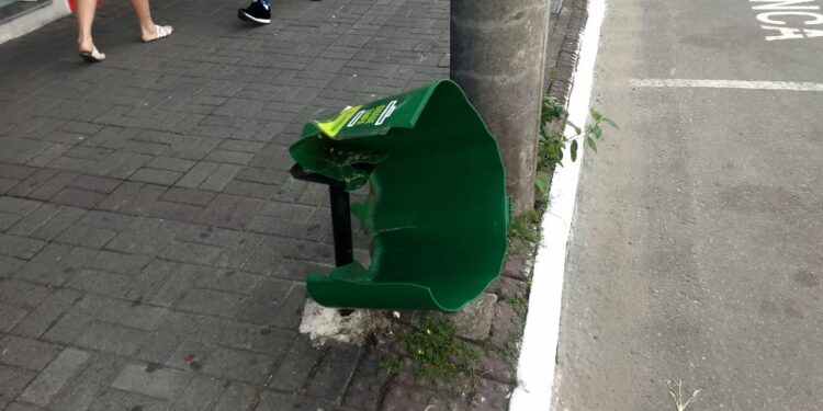 Depredação de lixeiras em Jaraguá dá prejuízo de R$ 40 mil por ano