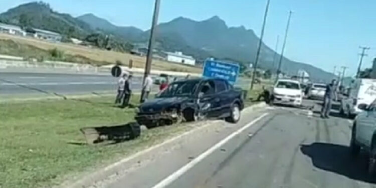 Adolescente fica ferido após acidente entre bicicleta e dois carros na BR-280, em Guaramirim