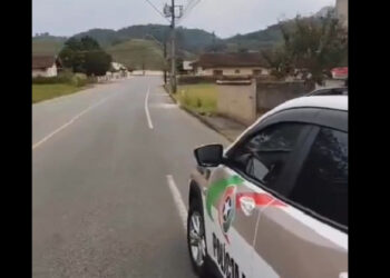 Homem com mandado de prisão ativo ataca policiais em Jaraguá do Sul