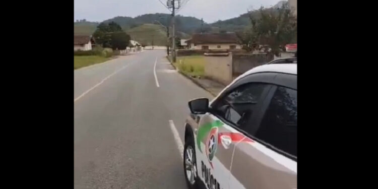 Homem com mandado de prisão ativo ataca policiais em Jaraguá do Sul