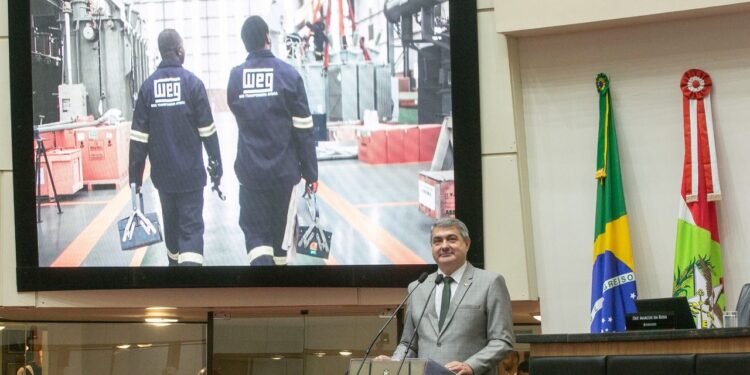 WEG recebe homenagem na Alesc após alcançar marco de 40 mil colaboradores