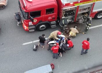 Mulher fica ferido em queda de moto no Centro de Jaraguá
