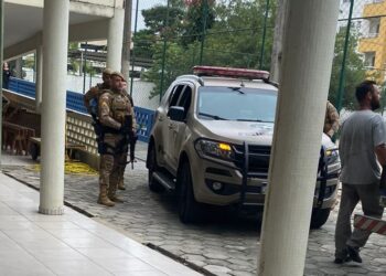 Homem gera pânico após invadir escola em Joinville