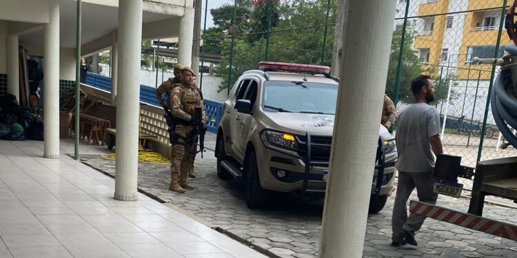Homem gera pânico após invadir escola em Joinville