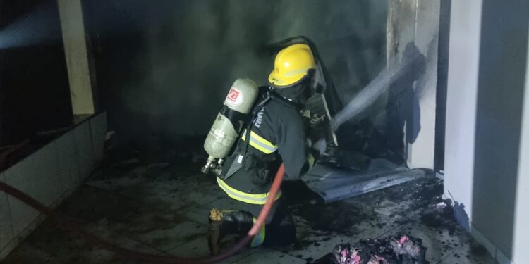 [Fotos] Incêndio é registrado em indústria têxtil de Massaranduba