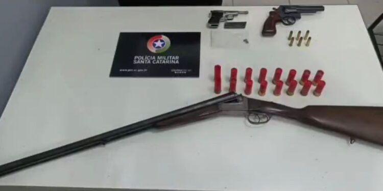 Homem é preso e armas ilegais são apreendidas em Guaramirim