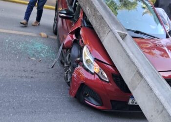 Carro bate em poste em Jaraguá do Sul