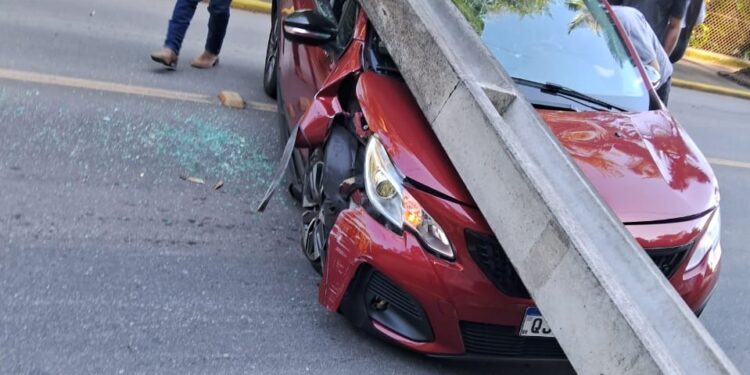 Carro bate em poste em Jaraguá do Sul