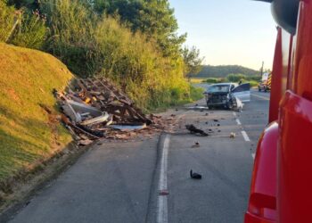 Carro bate e destrói ponto de ônibus em Massaranduba