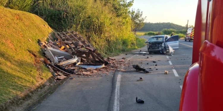 Carro bate e destrói ponto de ônibus em Massaranduba