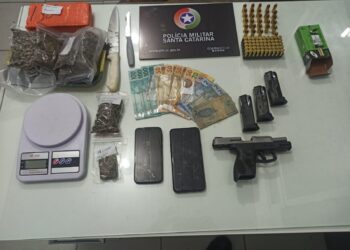 Arma, munições e drogas são apreendidas após traficante ser preso em Schroeder