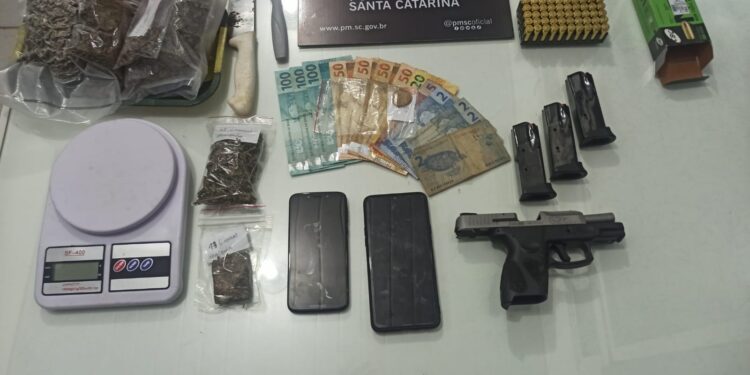 Arma, munições e drogas são apreendidas após traficante ser preso em Schroeder