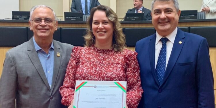 Educação de Jaraguá do Sul recebe homenagem na Alesc