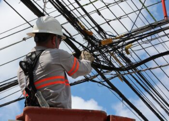 Celesc e operadoras retiram 2,4 toneladas de cabos soltos em postes de Jaraguá do Sul em dois meses de trabalhos