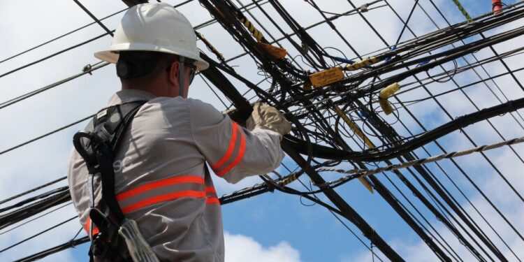Celesc e operadoras retiram 2,4 toneladas de cabos soltos em postes de Jaraguá do Sul em dois meses de trabalhos