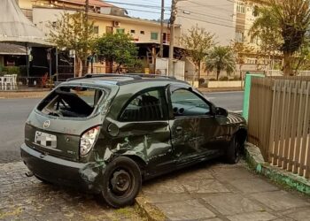 Motorista fica ferido após acidente entre carro e ônibus em Jaraguá