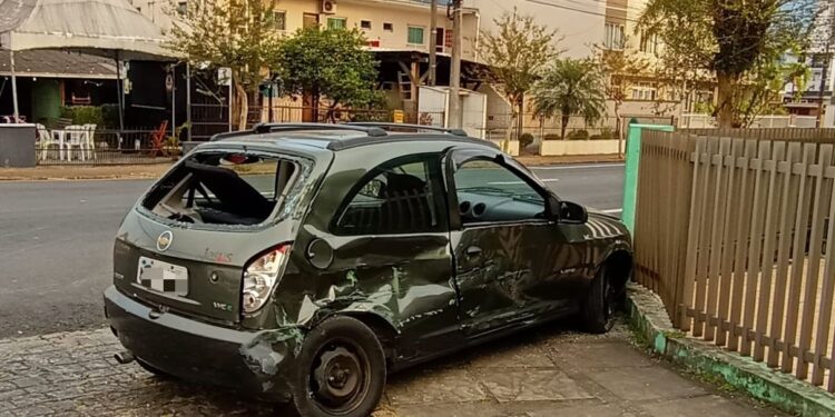Motorista fica ferido após acidente entre carro e ônibus em Jaraguá