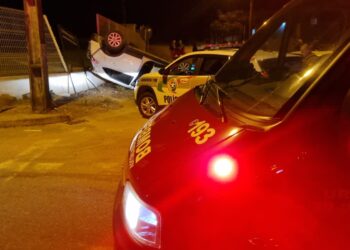 [Fotos] Três pessoas ficam feridas após carro bater e capotar em Massaranduba
