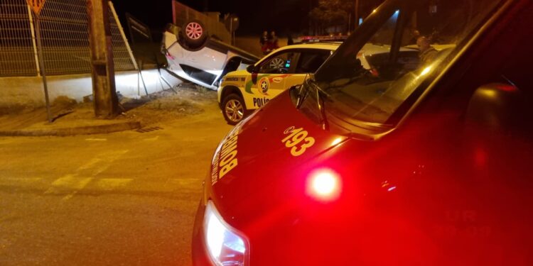 [Fotos] Três pessoas ficam feridas após carro bater e capotar em Massaranduba