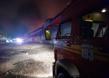 [Vídeo] Incêndio de grandes proporções que atingiu empresa na BR-101, em Barra Velha, está controlado