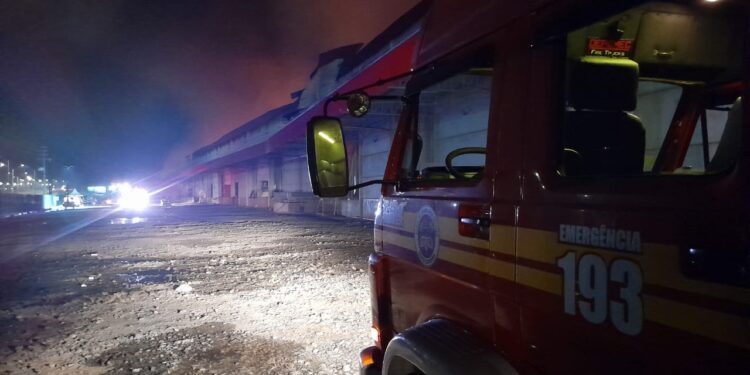 [Vídeo] Incêndio de grandes proporções que atingiu empresa na BR-101, em Barra Velha, está controlado