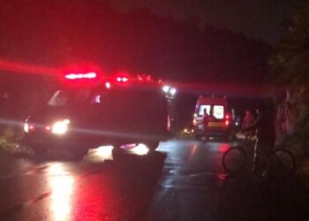 Criança é levada ao hospital após carro bater contra poste em Jaraguá