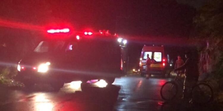Criança é levada ao hospital após carro bater contra poste em Jaraguá