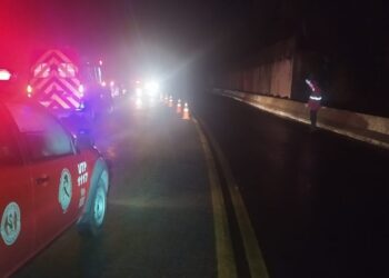 Carro cai em ribanceira de aproximadamente 40 metros na Serra de Corupá