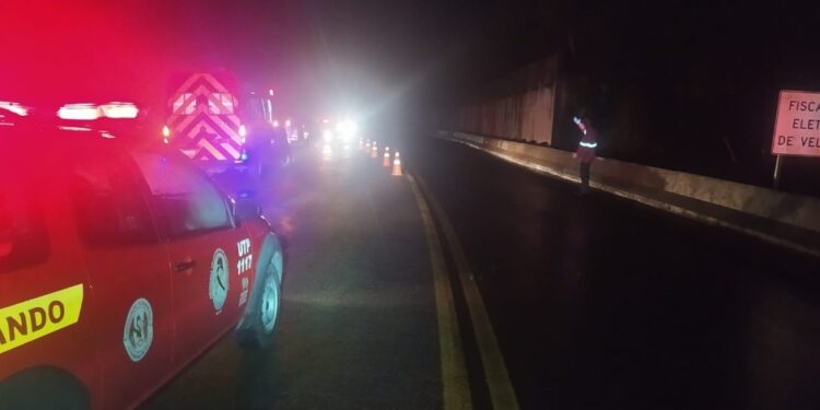 Carro cai em ribanceira de aproximadamente 40 metros na Serra de Corupá