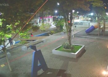 [Vídeo] Homem destrói letreiro “Eu Amo Corupá” e é preso