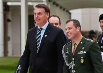 Ex-assessor de Jair Bolsonaro é preso em operação da PF