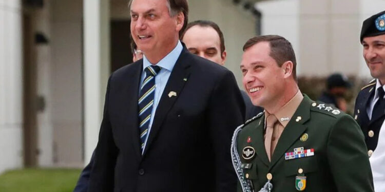 Ex-assessor de Jair Bolsonaro é preso em operação da PF