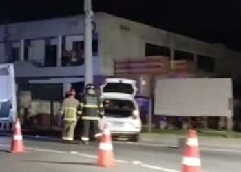 [Vídeo] Mulher é socorrida após colidir com o carro contra poste em Jaraguá