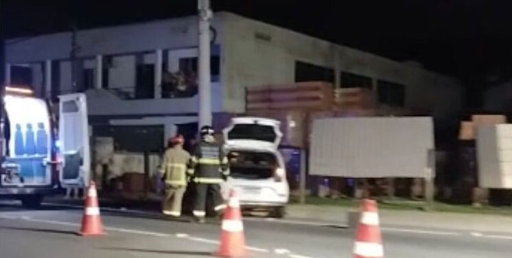 [Vídeo] Mulher é socorrida após colidir com o carro contra poste em Jaraguá
