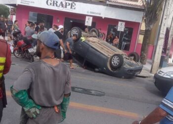 [Vídeo] Carro quase atinge trabalhadores após capotamento em Joinville