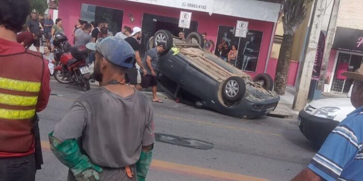 [Vídeo] Carro quase atinge trabalhadores após capotamento em Joinville
