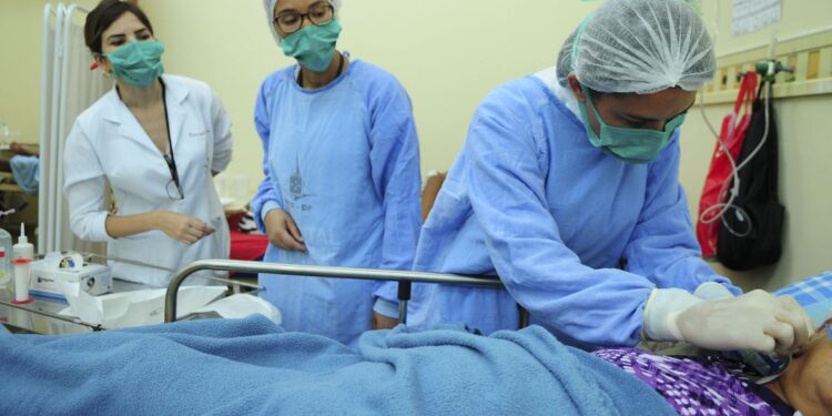 Governo sanciona o piso da enfermagem e novos valores já estão valendo