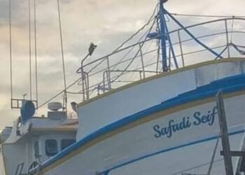 Cinco tripulantes de embarcação que naufragou em SC são resgatados