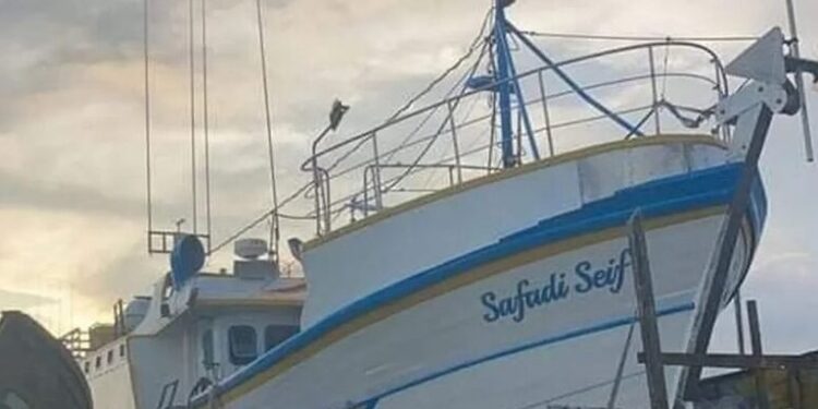 Cinco tripulantes de embarcação que naufragou em SC são resgatados