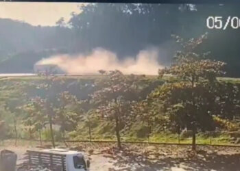 Vídeo mostra momento que carreta com contêiner tomba em Joinville