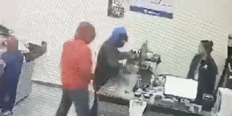 Vídeo mostra bandidos assaltando supermercado de Jaraguá do Sul