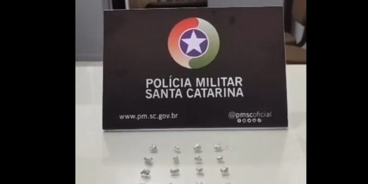 [Vídeo] Homem é preso com 16 pedras de crack na boca em Jaraguá do Sul