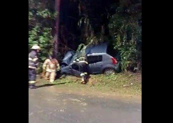 [Vídeo] Motorista fica ferido após bater carro contra poste em Jaraguá
