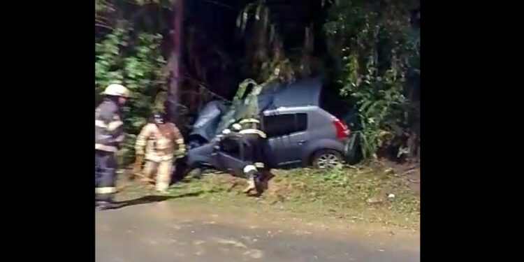 [Vídeo] Motorista fica ferido após bater carro contra poste em Jaraguá