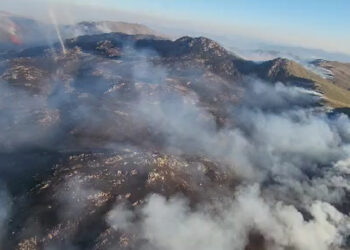 [Vídeo] Corpo de Bombeiro Militar combate incêndio florestal no Norte de SC