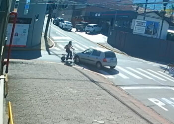Câmera flagra acidente entre carro e bicicleta elétrica em Jaraguá do Sul
