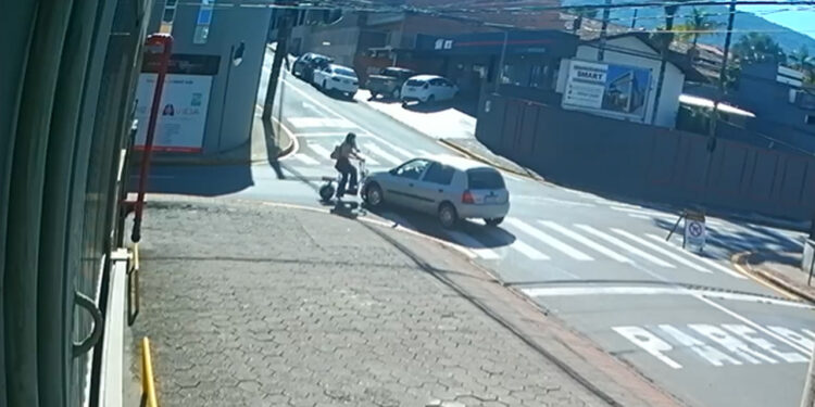 Câmera flagra acidente entre carro e bicicleta elétrica em Jaraguá do Sul