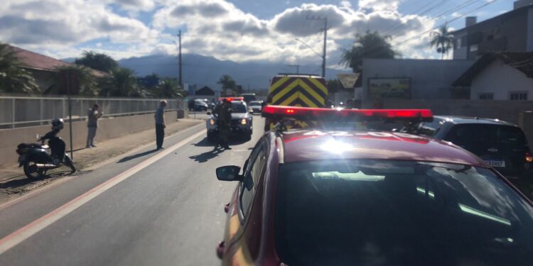 Motociclista fica ferida após acidente em Schroeder