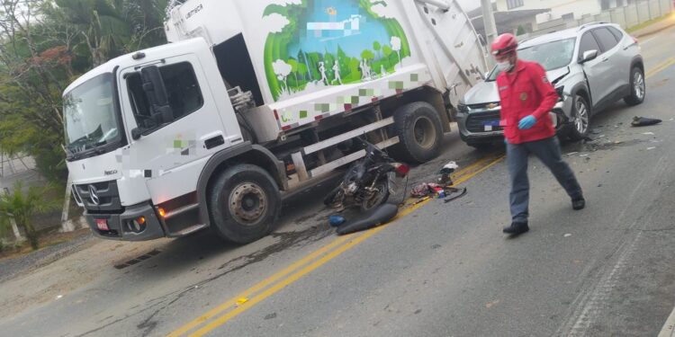 Motociclista é socorrido após acidente na SC-110 em Jaraguá